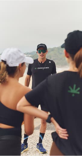 Homem na praia usando oculos escuros e a blusa da Click