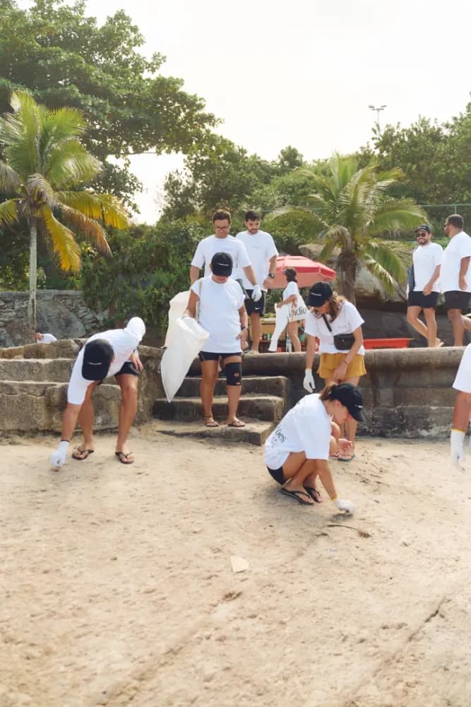 Album do Grupo com camisetas Good Vibes Zero Waste recolhendo os resíduos na praia no Rio