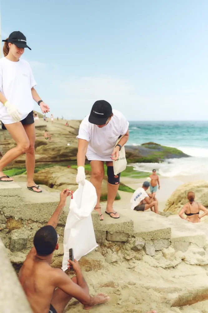 Album do Mutirão da Click Cannabis recolhendo resíduos no calçadão do Arpoador