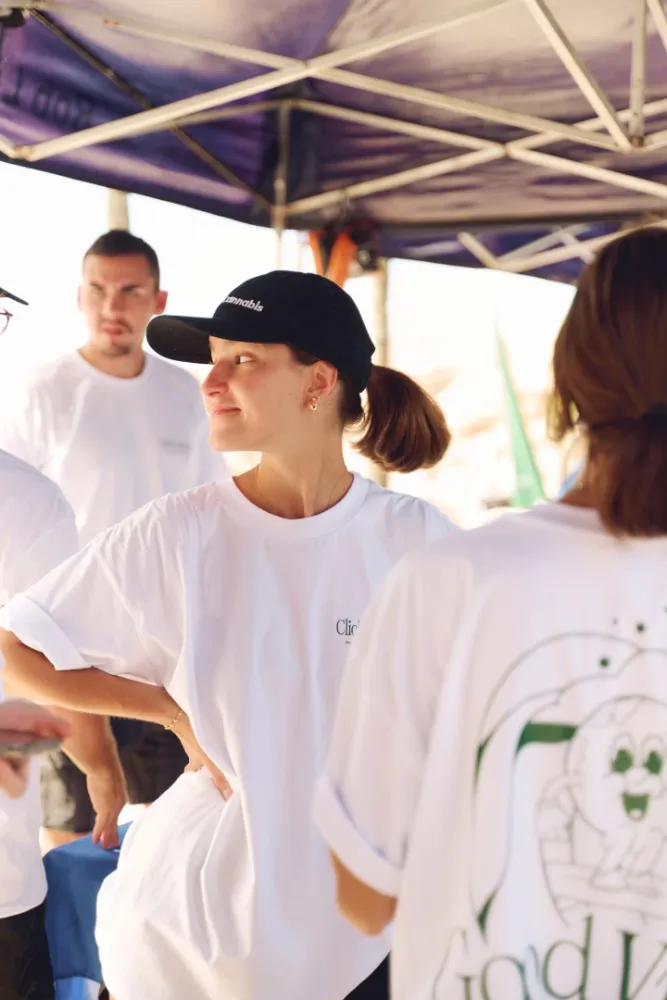 Album do Click Cannabis mobiliza voluntários em ação de limpeza na praia