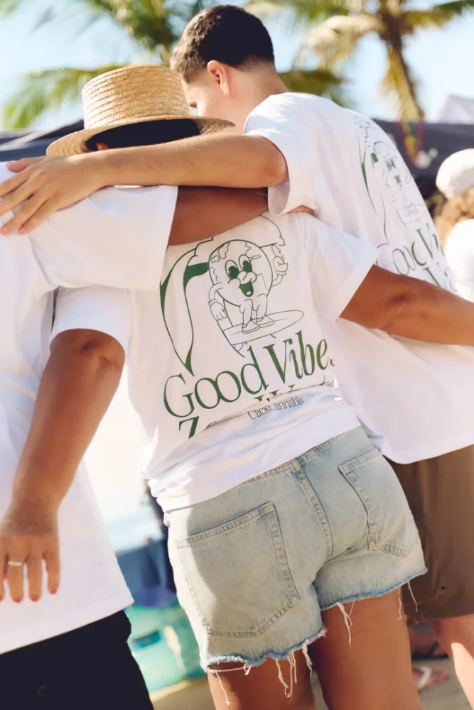 Album do Voluntários com camisetas "Good Vibes Zero Waste" em clima de união