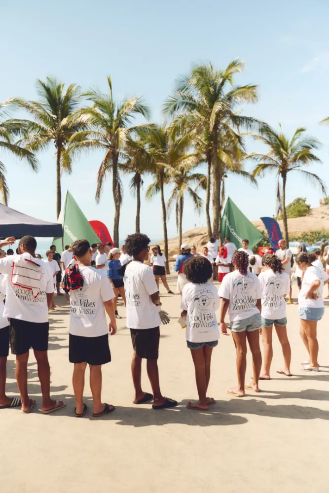 Album do Voluntários e Click Cannabis reunidos para ação de limpeza na praia do Arpoador