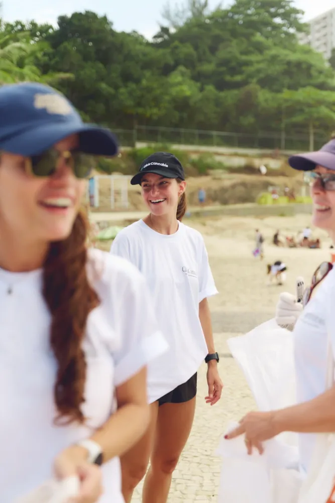 Album do Sorrisos e propósito: Voluntários engajados na limpeza da praia do Arpoador