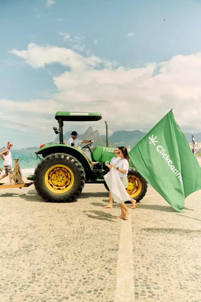 Album do Equipe Click Cannabis promovendo sustentabilidade na praia do Arpoador