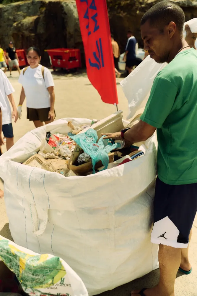 Album do Saco gigante com resíduos coletados na ação Good Vibes Zero Waste