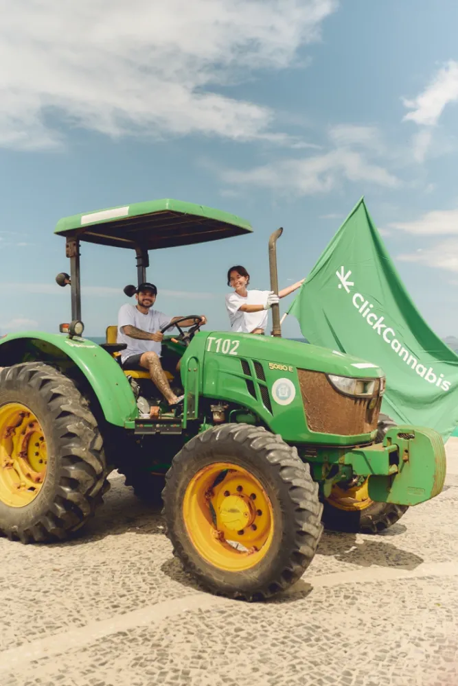 Album do Trator com bandeira da ClickCannabis durante ação Good Vibes Zero Waste