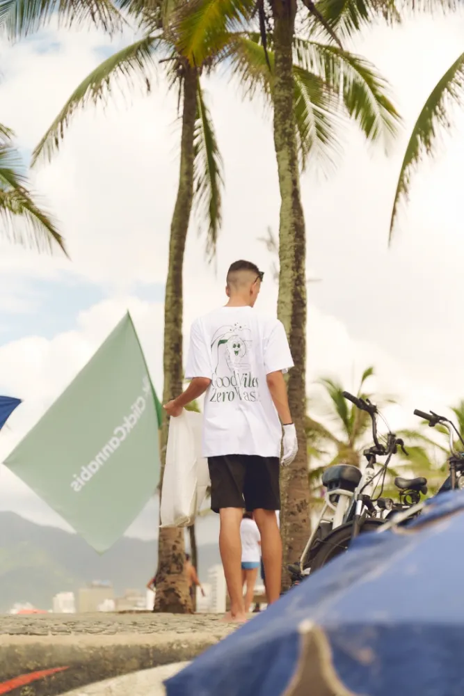 Album do Bandeira Click Cannabis tremulando na praia durante ação ecológica