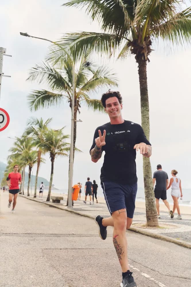 Album do Atleta faz sinal de paz durante corrida Click Runner