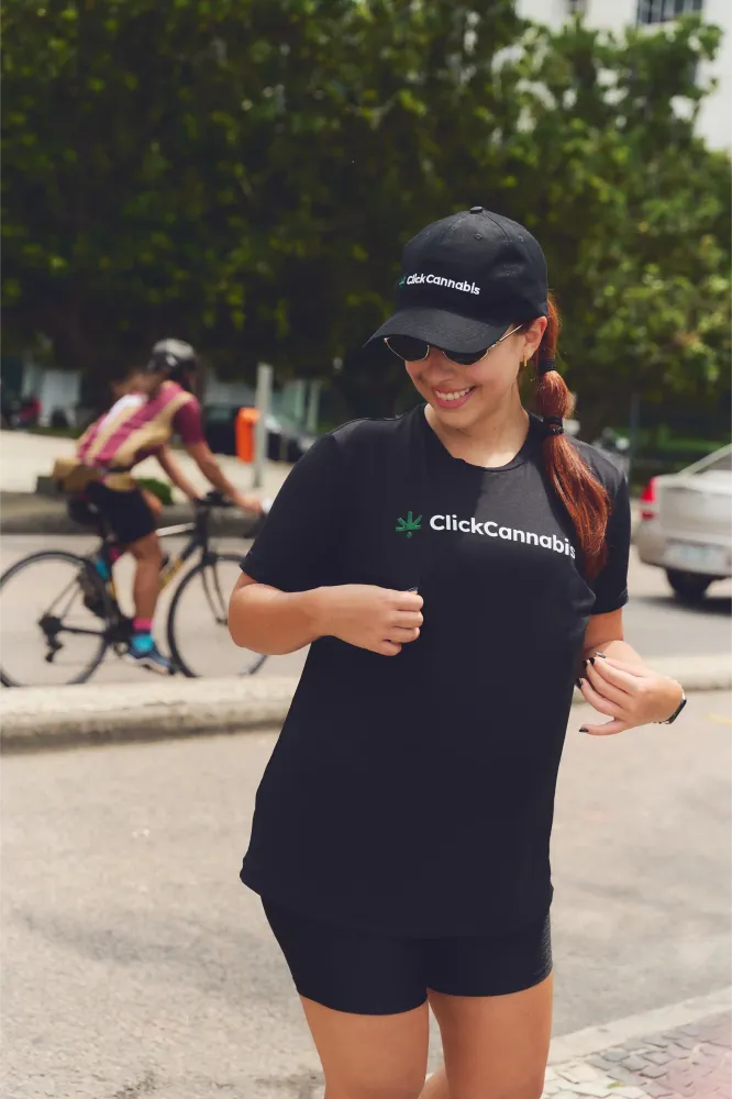 Album do Click Runner: Atleta com camiseta preta sorri durante pausa na corrida
