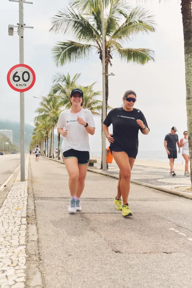 Album do Dupla feminina correndo à beira-mar com camisetas Click Cannabis