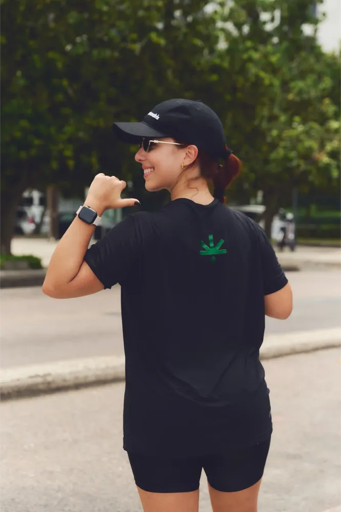 Album do Corredora exibe logo Click Cannabis nas costas após completar percurso da Click Runner