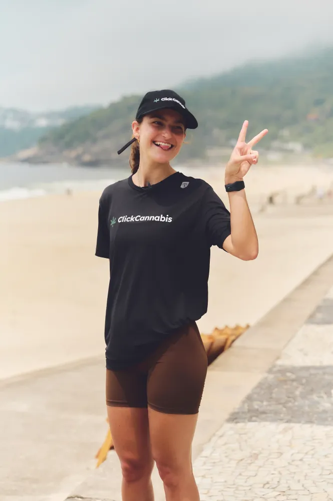Album do Participante da Click Runner na orla com camiseta ClickCannabis
