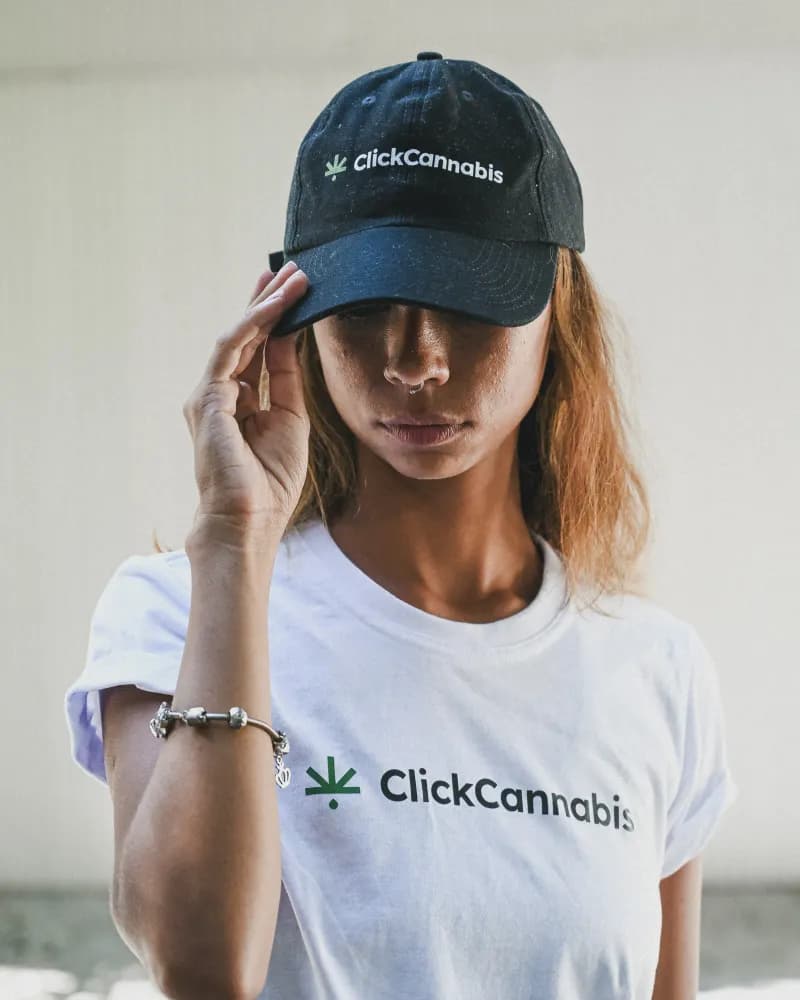 Album do Boné e camiseta Click Cannabis: visual minimalista