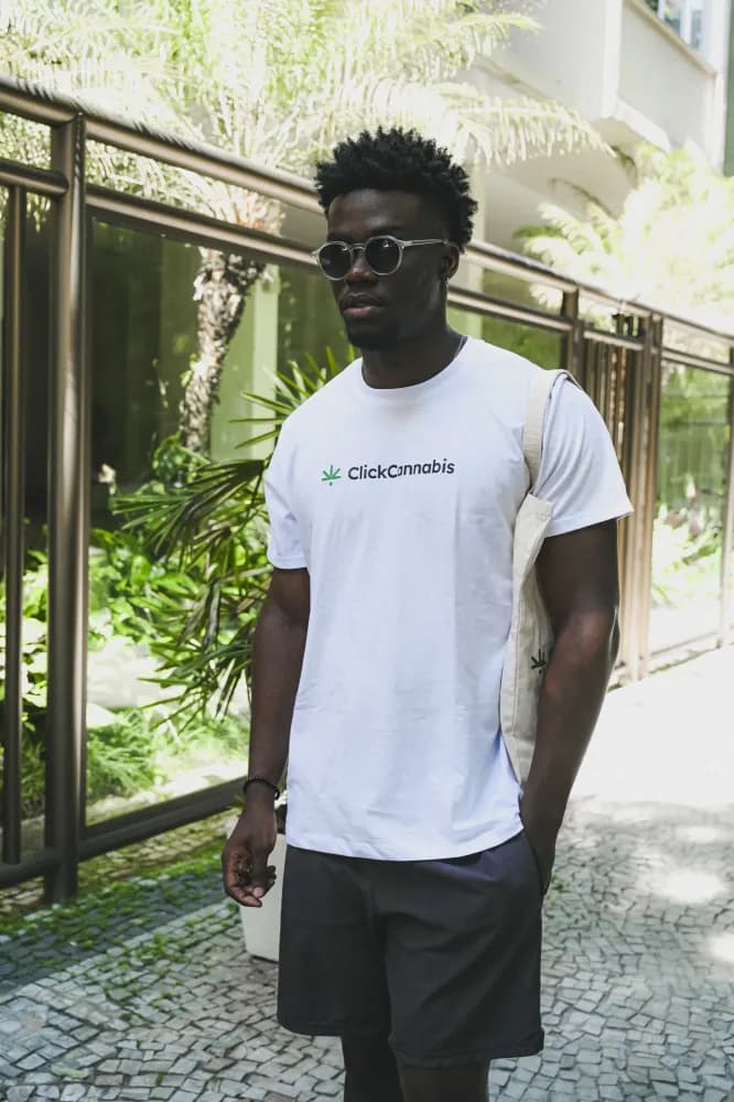 Album do Visual tropical com camiseta Click Cannabis e óculos escuros