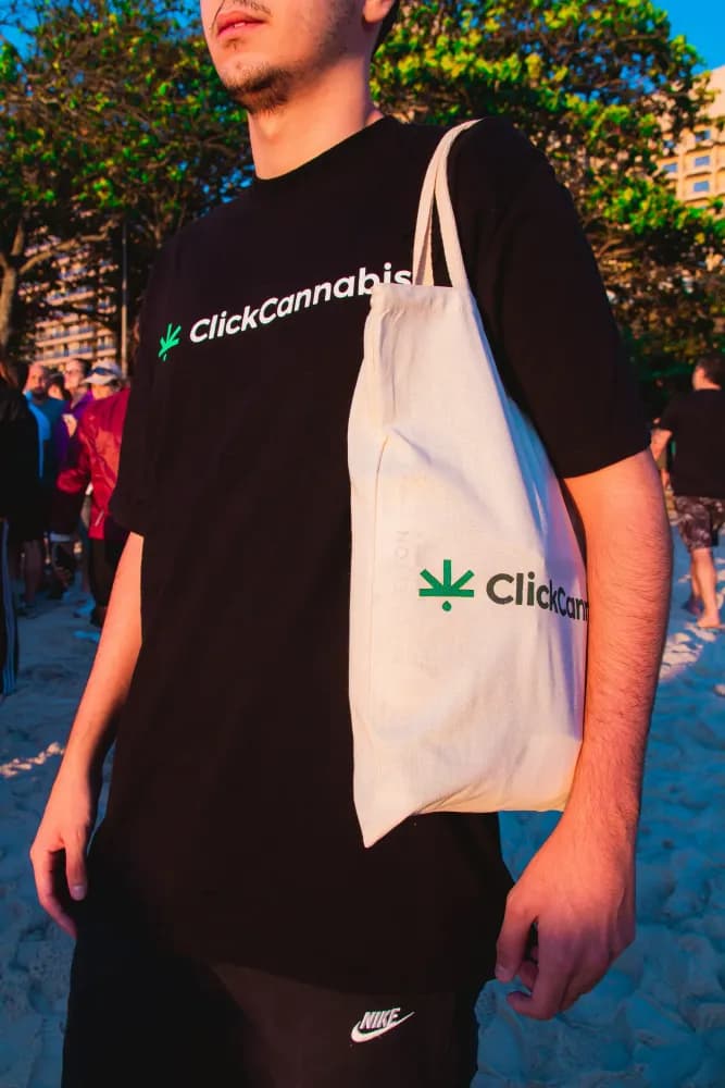 Album do Camisa e ecobag Click Cannabis no pôr do sol da praia