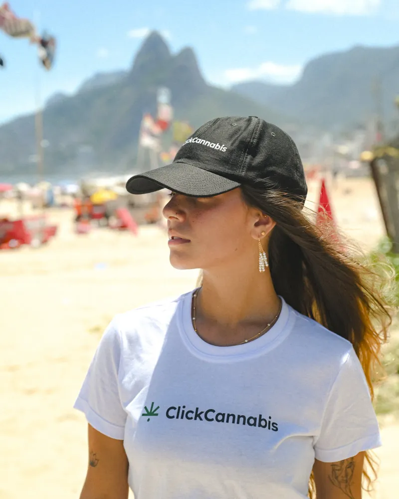 Album do Look Click Cannabis: boné e camiseta em cenário icônico do Rio