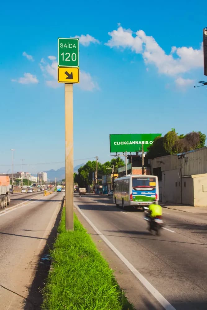 Album do Click Cannabis nos outdoors da cidade