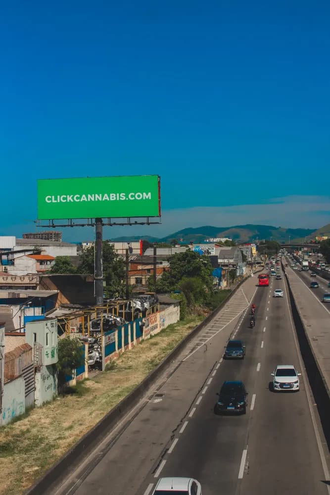 Album do Click Cannabis nos outdoors: visibilidade máxima nas rodovias brasileiras