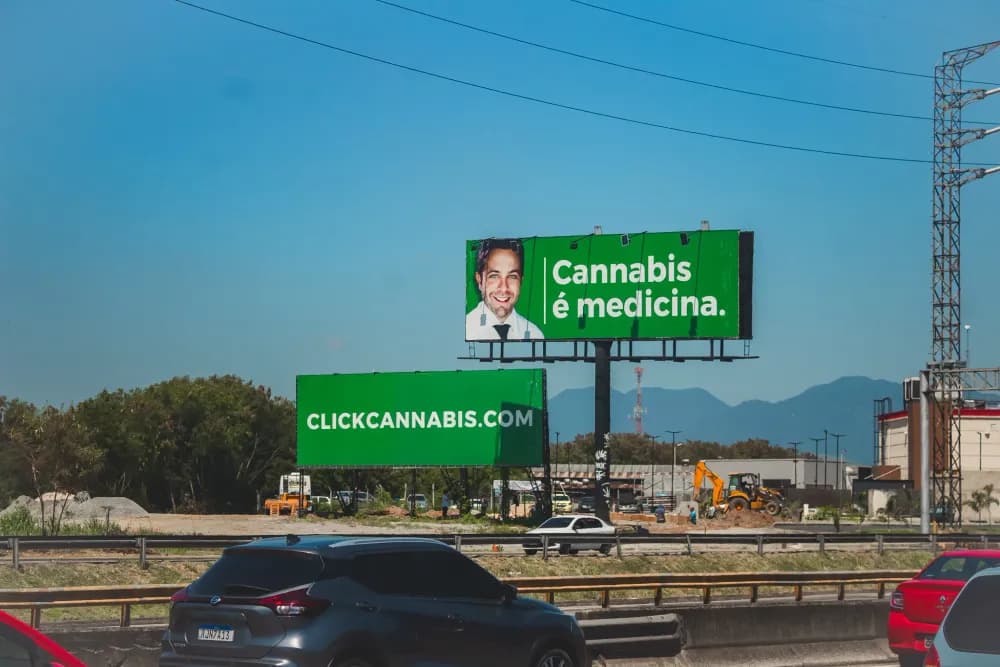 Album do Click Cannabis estampa sua mensagem nas avenidas mais movimentadas
