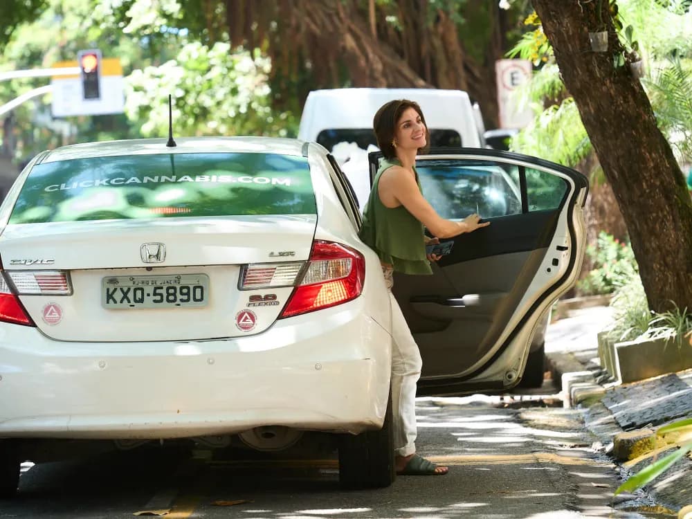 Album do Mulher desembarca de carro adesivado com campanha da Click Cannabis