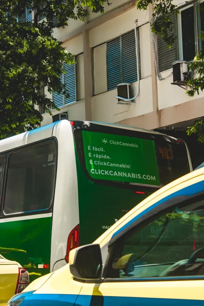 Album do Click Cannabis estampa ônibus na zona sul do Rio em ação de visibilidade nacional