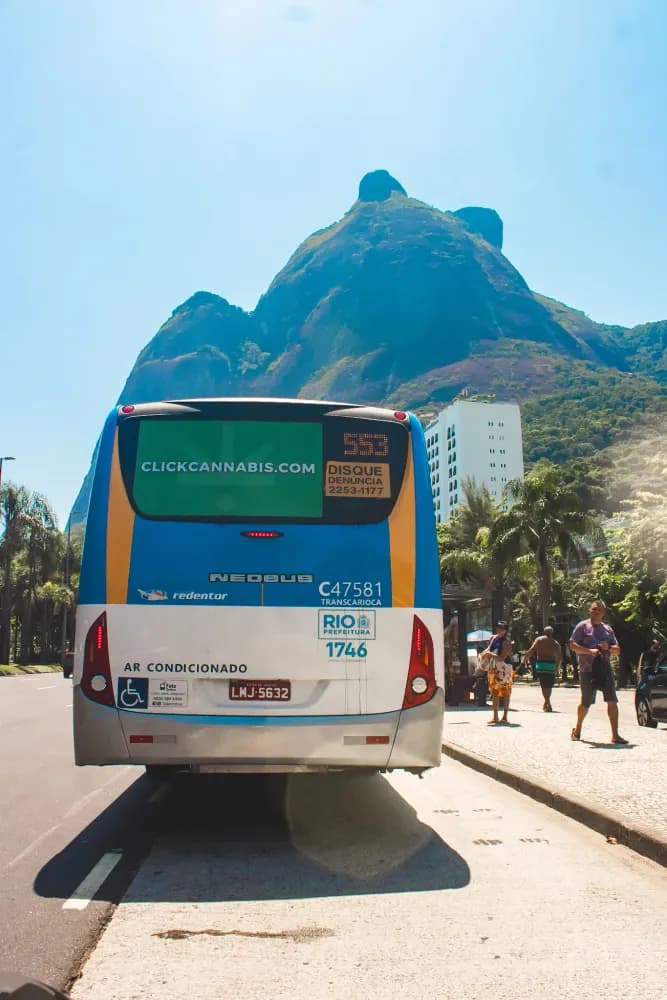 Album do Ônibus de linha com domínio do site da Click Cannabis