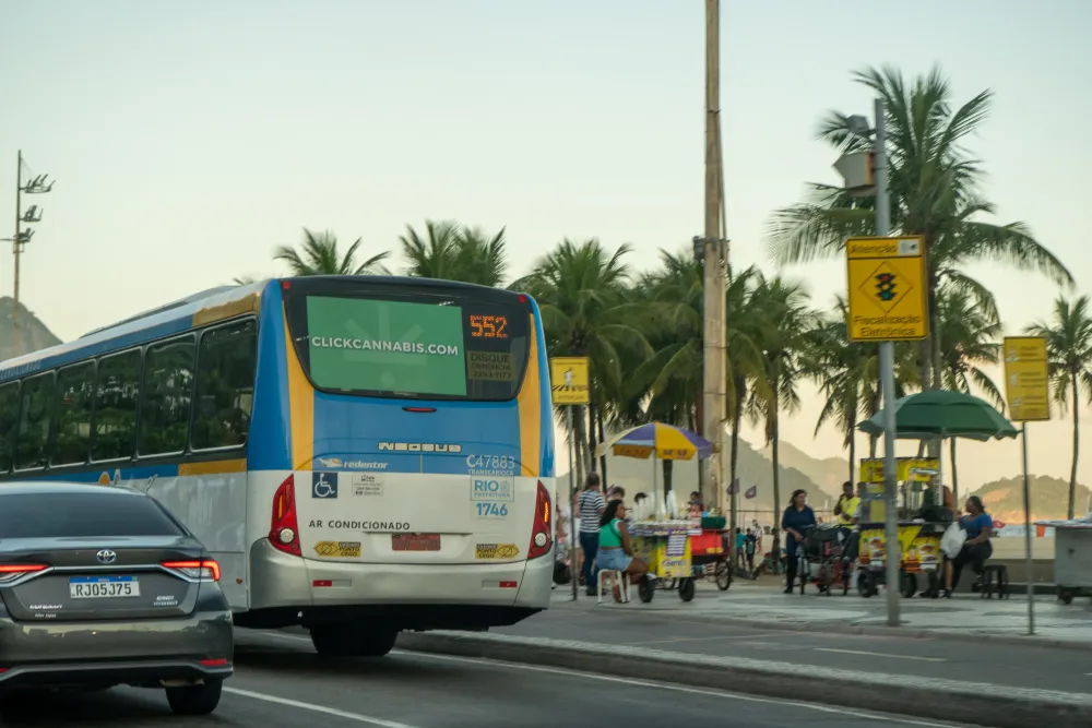 Album do Ônibus com propaganda Click Cannabis circulando na orla carioca