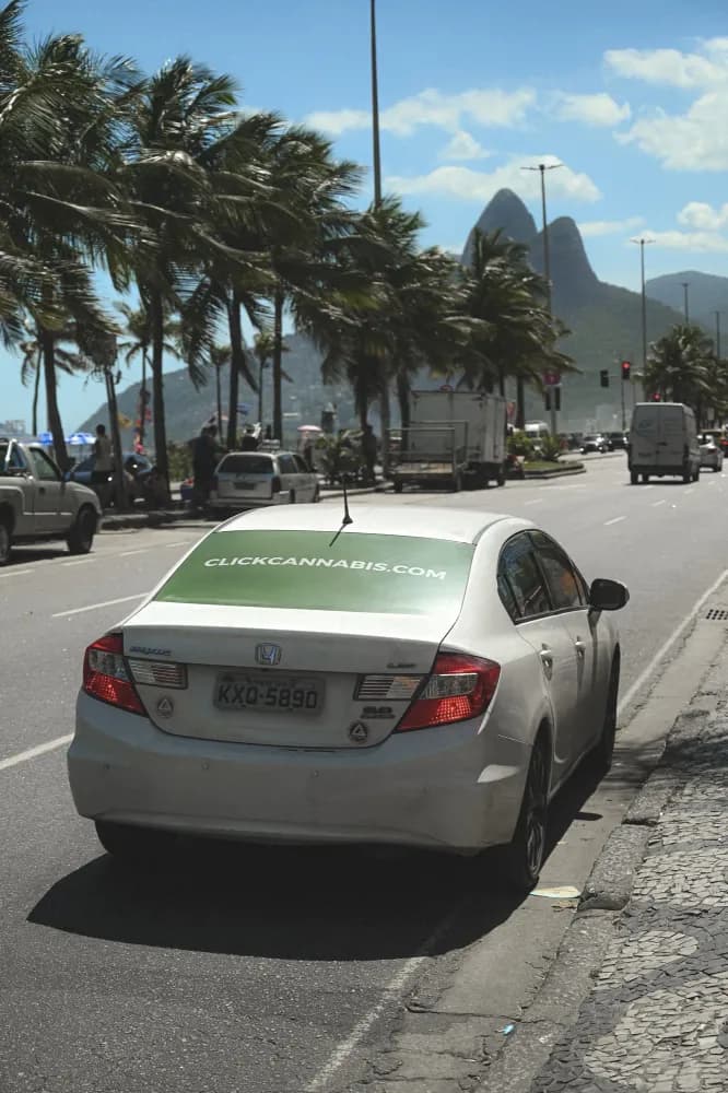 Album do Propaganda da clickcannabis.com na traseira do uber no RJ