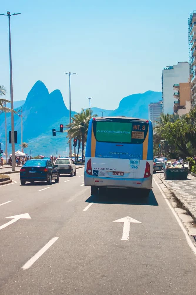 Album do Click Cannabis em destaque no vidro traseiro de automóvel com vista para o Dois Irmãos