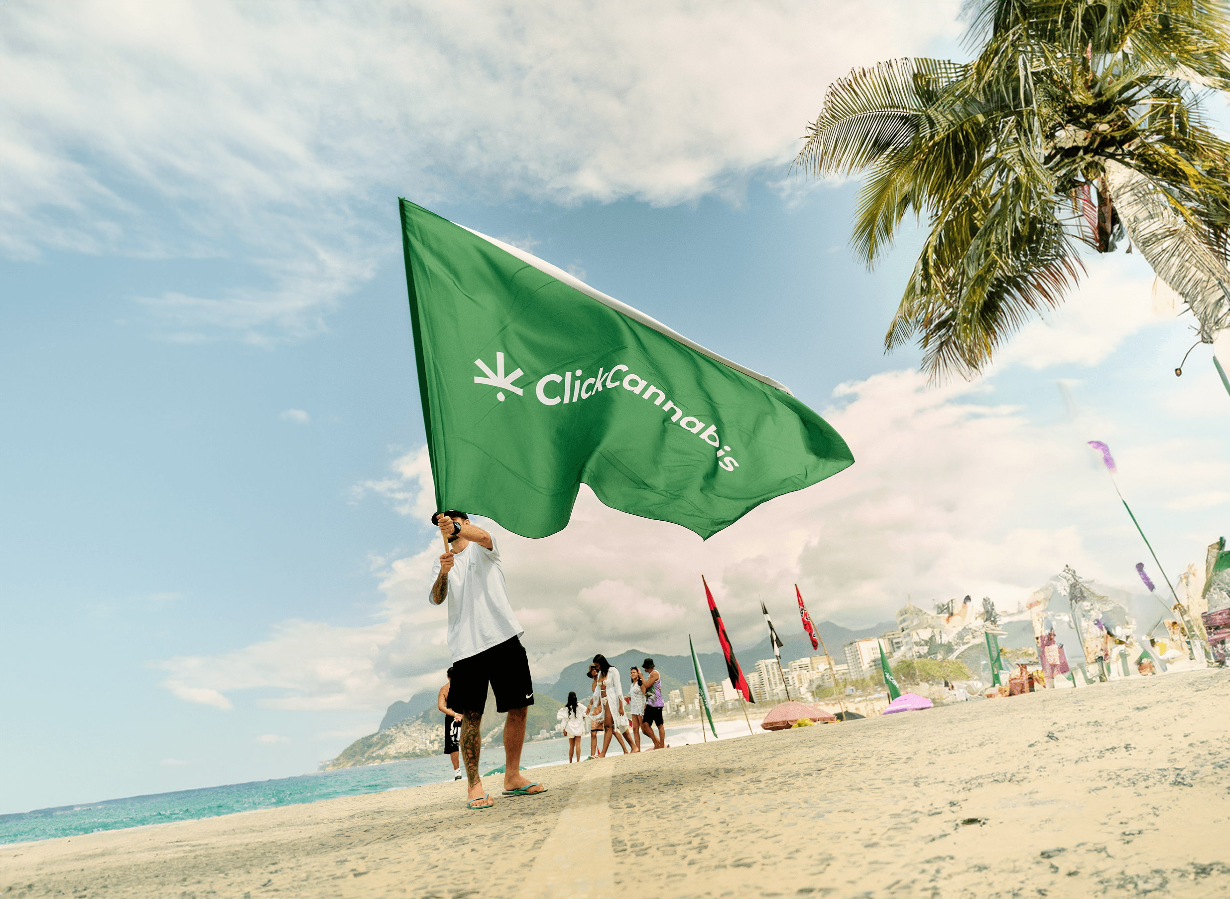 Bandeira da Click Cannabis na praia do Rio de Janeiro